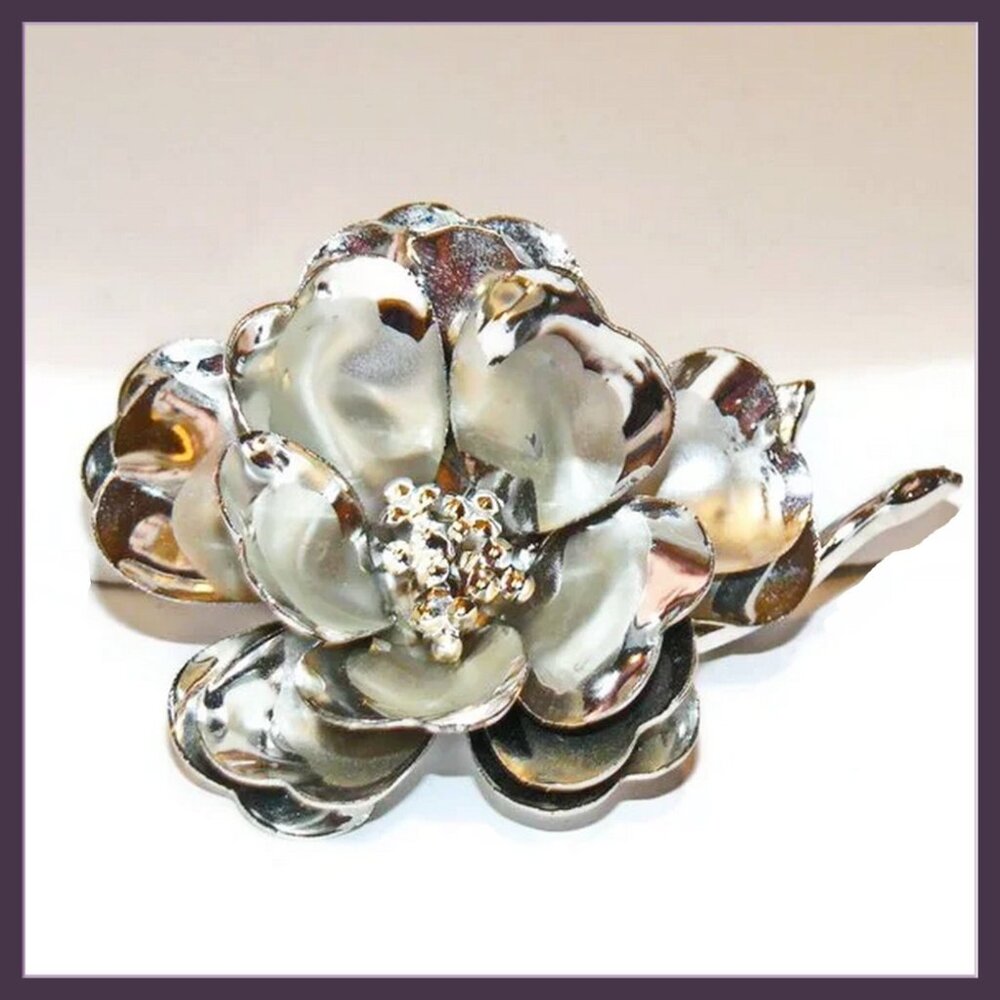 Silver‎ Tone Metal Three Dimension Flower Brooch
